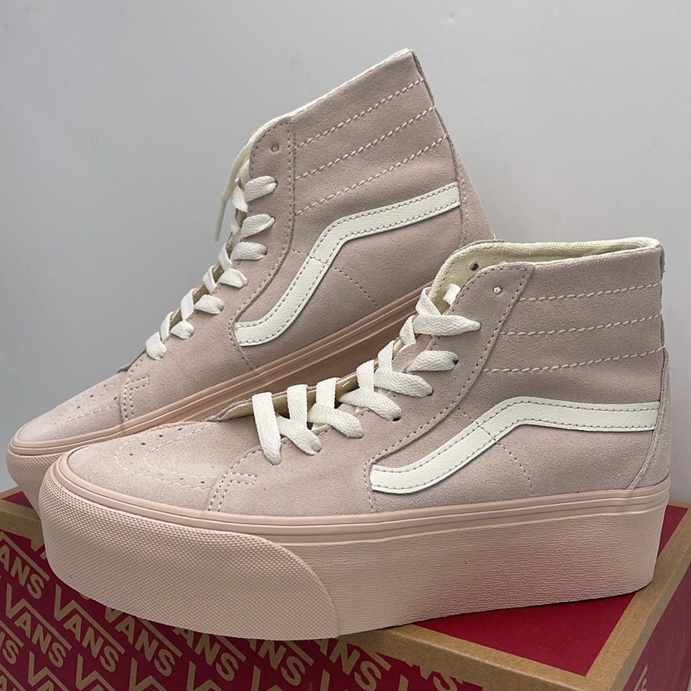 Vans WMNS Sk8-Hi Tapered Stacked Suede Shell
VN0A5JMKBXO
Platforms Sneakers - Picture 7 of 16